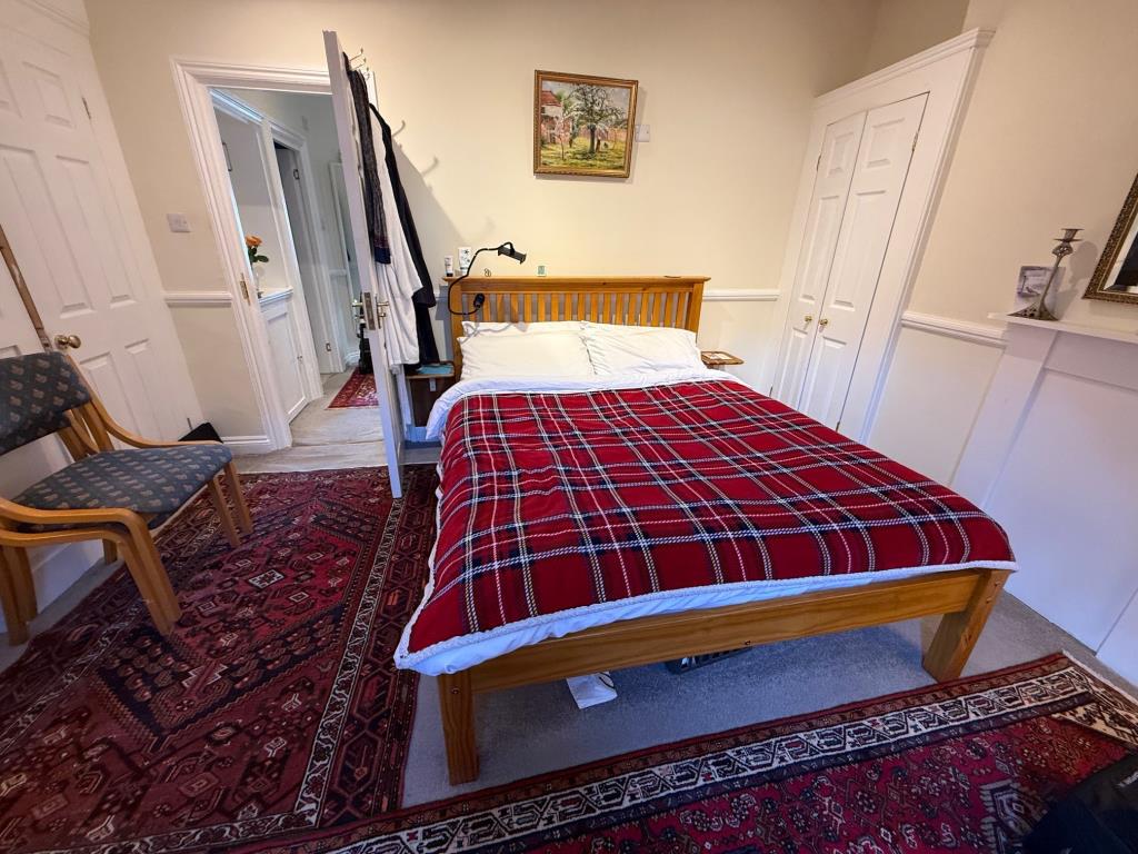 Lot: 139 - TOWN CENTRE FLAT FOR INVESTMENT OR OCCUPATION - Bedroom with king bed